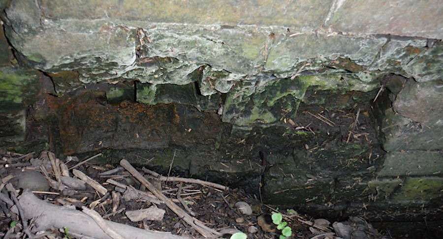 Missing blocks on the pier of Cole End River bridge