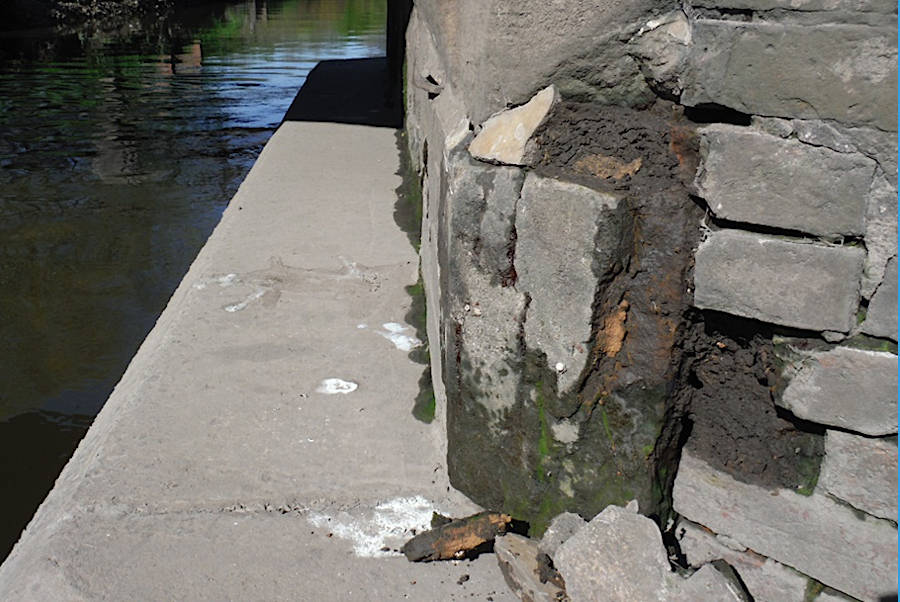 Missing blocks on the cutwater of Cole End River bridge