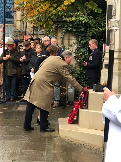 Cllr Kettle laying a wreath